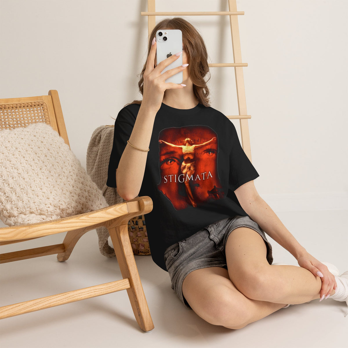 Camiseta gráfica de crucifixión de estigmas | Camisa de póster de película de terror religioso