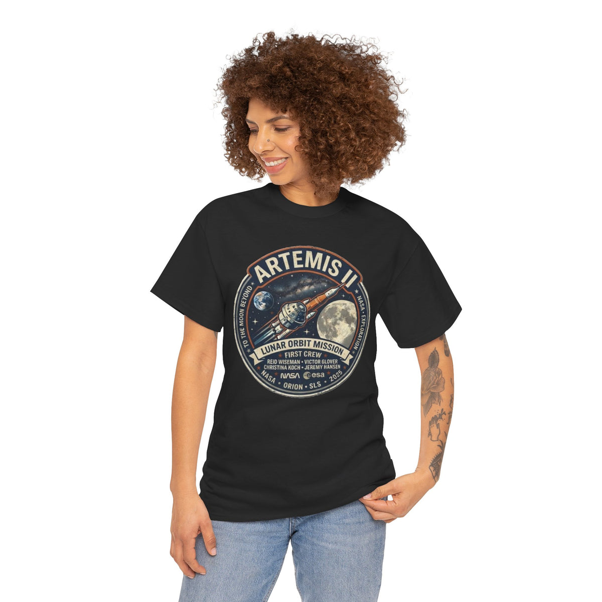 Camiseta de la misión de órbita lunar Artemis II | Gráfico del parche del cohete lunar