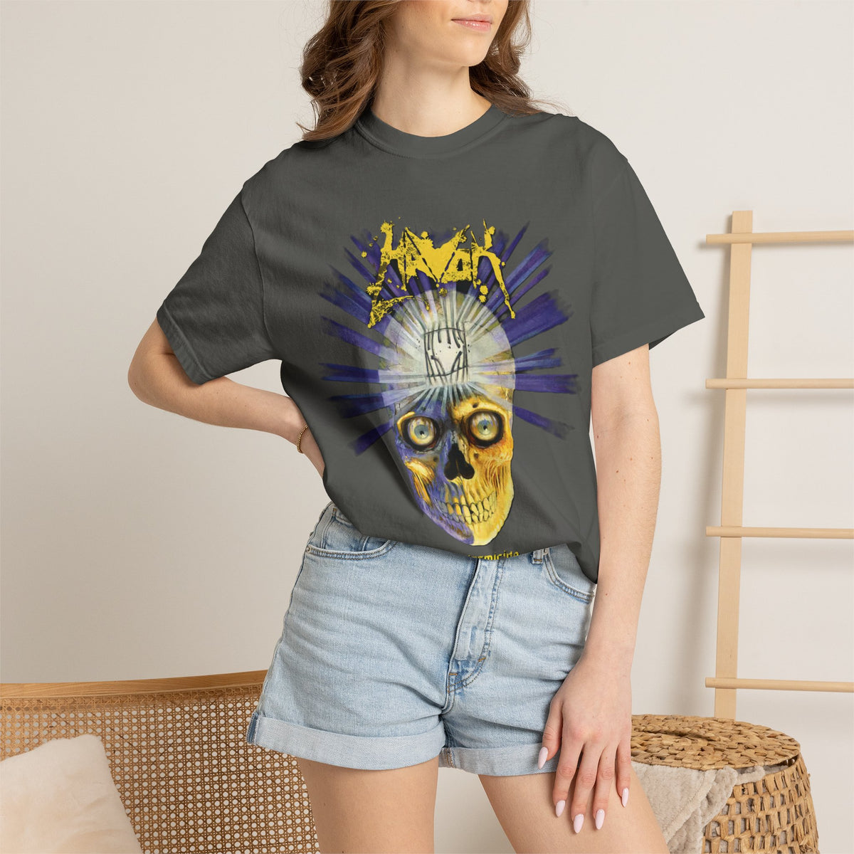 Camiseta Havok Conformicide Skull Sunburst Graphic | Arte de banda de thrash metal amarillo y azul