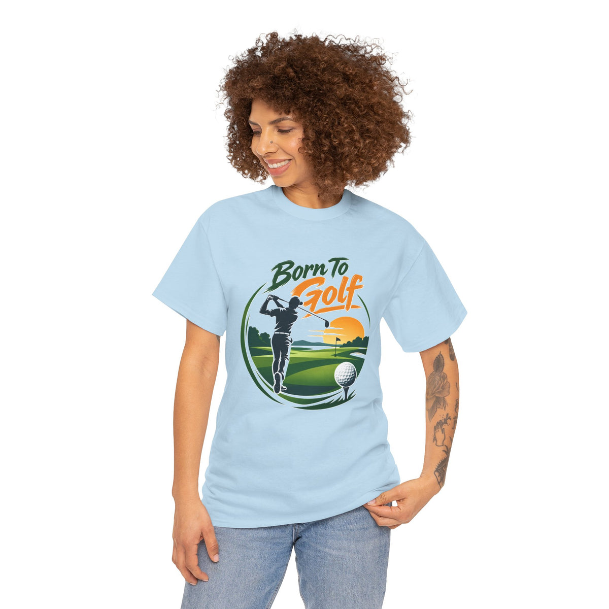 Camiseta Nacido para el golf | Silueta de golfista, escena de campo al atardecer