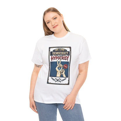 T-shirt « Nous aimons la démocratie, pas l'hypocrisie » / Design graphique / Propagande politique