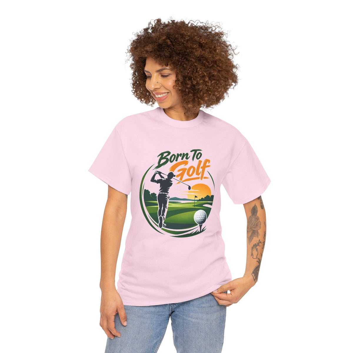 Camiseta Nacido para el golf | Silueta de golfista, escena de campo al atardecer