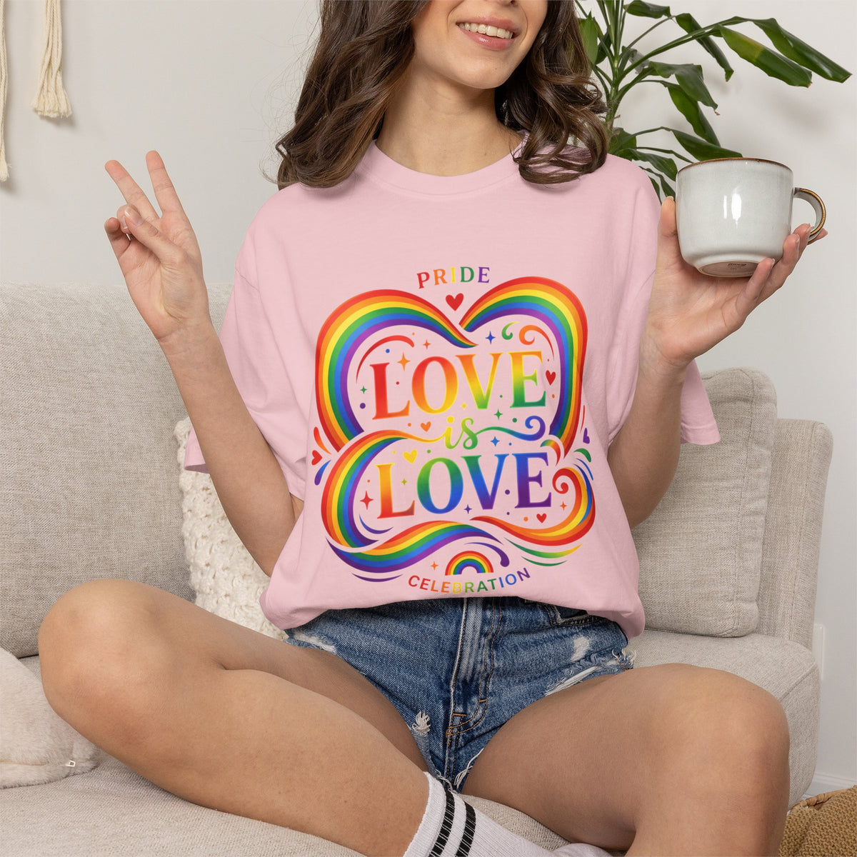 T-shirt Cœur Pride Love is Love | Célébration arc-en-ciel