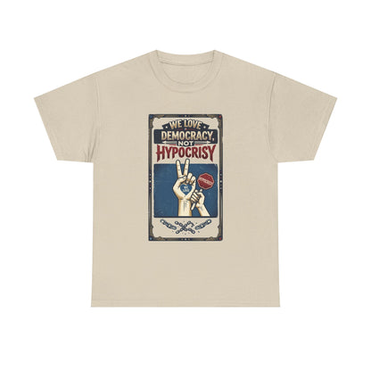 T-shirt « Nous aimons la démocratie, pas l'hypocrisie » / Design graphique / Propagande politique